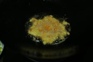 下锅油炸，捞起撒上椒盐粉