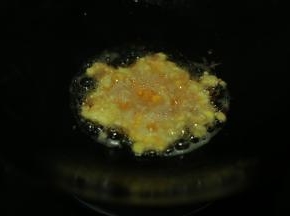 下锅油炸，捞起撒上椒盐粉