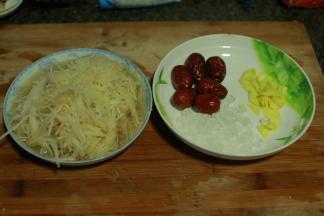 准备食材，梨子切丝。