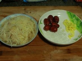 准备食材，梨子切丝。