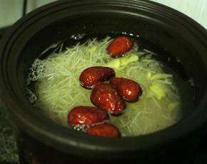 所有食材放入慢炖锅，加水漫过食材