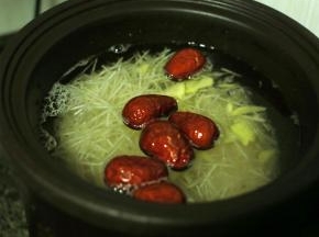 所有食材放入慢炖锅，加水漫过食材