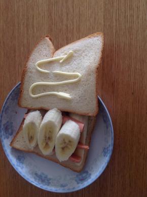 吐司淋上沙拉酱夹在一起吃~