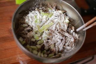 加入生粉葱段搅拌