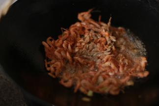 下锅油炸捞起即可