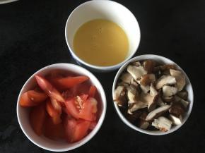 鸡蛋两个磕碗里放少许盐打成蛋液 香菇8朵泡发切细 西红柿切块 葱花切碎。