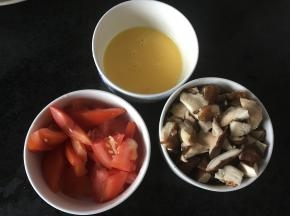 鸡蛋两个磕碗里放少许盐打成蛋液 香菇8朵泡发切细 西红柿切块 葱花切碎。
