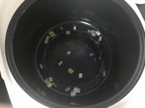 在锅中放油，等锅热后，将葱花撒进去