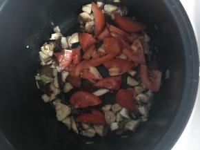 翻炒3分钟后，将香菇和西红柿依次放进锅中翻炒，加入适量的盐、生抽