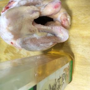 冰冻鸡解冻（或鲜鸡浸泡30分钟去血水）