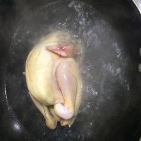 锅中水烧开放鸡，加入一勺料酒焯水2分钟去腥