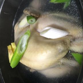 3.将焯过水的鸡放入电饭煲中，加葱段和姜片，倒入热开水煮30分钟