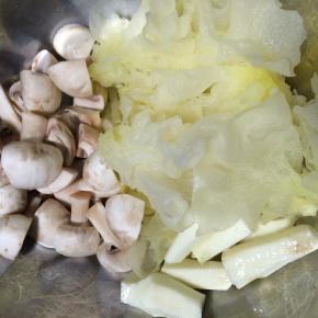 加入洗净切好的银耳、蘑菇、山药再煮30分钟