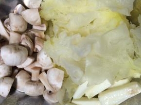 加入洗净切好的银耳、蘑菇、山药再煮30分钟