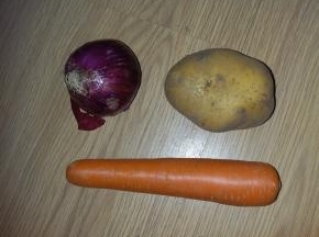 牛肉，胡萝卜，土豆，洋葱分别切块