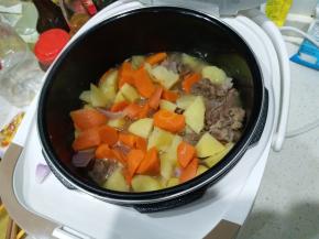 油倒入锅中，之后加入牛肉，五成熟之后再将两块咖喱放入
大约牛肉八成熟之后将胡萝卜，土豆，洋葱加入
快出锅时把剩下的半块咖喱和少许盐放入