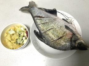 将鳊鱼杀好洗净，切好花刀，用盐腌制1个小时左右，把葱姜蒜、干辣椒切好