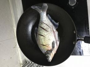 锅里加入油，把鱼下锅煸至两面金黄