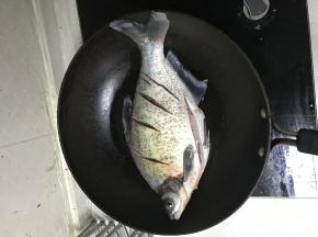 锅里加入油，把鱼下锅煸至两面金黄