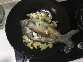 把葱姜蒜、干辣椒放在锅里一起炒制，炒出香味