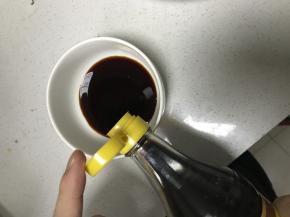 调一碗酱汁，生抽，醋，料酒比例为6:2:2