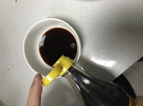 调一碗酱汁，生抽，醋，料酒比例为6:2:2