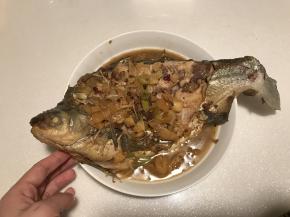 将酱汁放入锅里，炖个7、8分钟，打开盖，加糖大火收汁，汤汁浓稠即可出锅