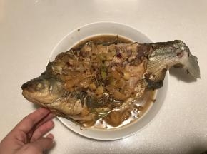 将酱汁放入锅里，炖个7、8分钟，打开盖，加糖大火收汁，汤汁浓稠即可出锅