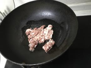 锅里加入油，将肉馅煸至发白