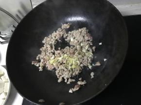 在肉馅中加入葱姜，炒出香味