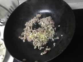 在肉馅中加入葱姜，炒出香味