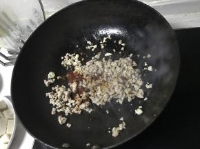 在肉馅中加入豆瓣炒一会儿