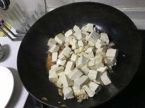 将豆腐倒入锅中，加入盐、糖、少许生抽