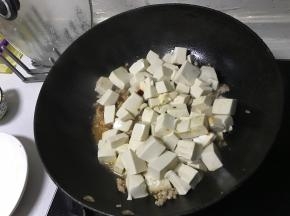 将豆腐倒入锅中，加入盐、糖、少许生抽