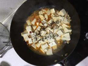 在豆腐中加入花椒面，加入少量的水