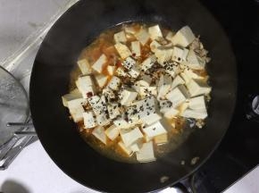 在豆腐中加入花椒面，加入少量的水