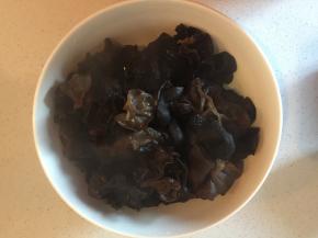 将干木耳泡发，并在锅里开水中焯熟