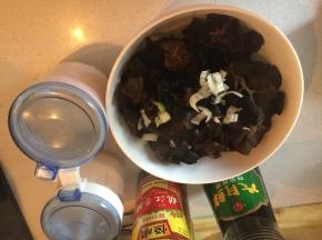 2.	将大葱切碎加入木耳中