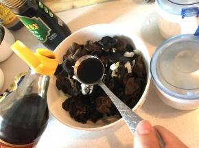 加入生抽：醋=3:4，加入少许糖、盐，再加入香油提香，仔细搅拌均匀