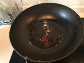 锅里加入油，油热后加入花椒，炸出花椒油