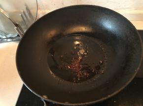 锅里加入油，油热后加入花椒，炸出花椒油