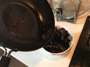 将热花椒油倒入木耳上激出香味