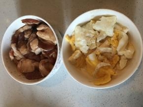 在五花肉中加入料酒、酱油、糖、盐腌制20分钟，煎熟的鸡蛋用铲子切成块，静置一会儿