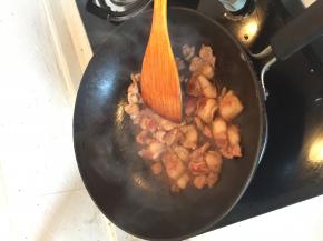 下锅煸肉，颜色发白，肉香四溢后推在一边