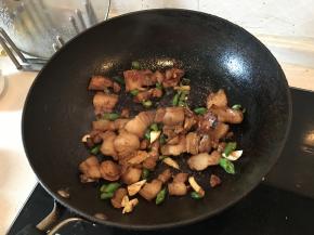 锅内加入豆豉、杭椒、姜蒜，爆炒，煸出香味