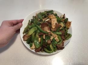 一碗热气腾腾的小炒肉出锅啦