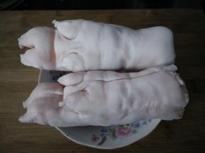 猪蹄洗干净切刀口（方便入味，也可以切大块）