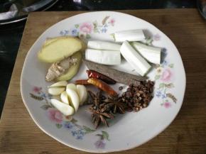 葱切段、姜切片、蒜切块、干辣椒、花椒、八角、桂皮备用
