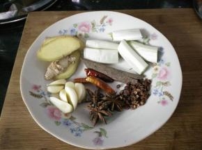 葱切段、姜切片、蒜切块、干辣椒、花椒、八角、桂皮备用