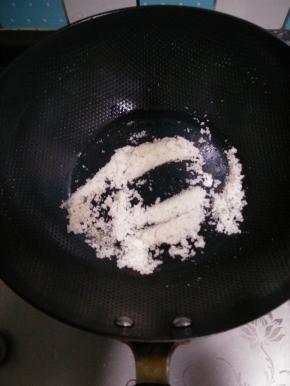 锅里倒入少许油，油热加入白糖，转小火炒至出色，将焯水的猪蹄倒入锅中翻炒上色